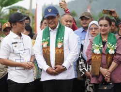 Bupati dan Wakil Bupati Konut Sambut Kedatangan Wamen Transmigrasi dengan Tarian Tradisional